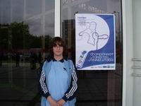 Laura DUCAROUGE devant l'affiche du championnat de France